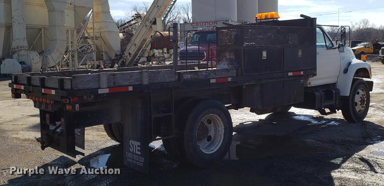 image for item DD3974 1995 Ford F800 flatbed truck