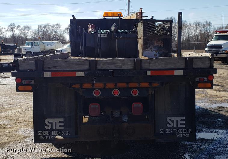 image for item DD3974 1995 Ford F800 flatbed truck