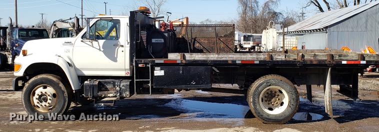 image for item DD3974 1995 Ford F800 flatbed truck