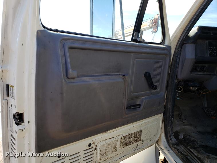 image for item DD3974 1995 Ford F800 flatbed truck