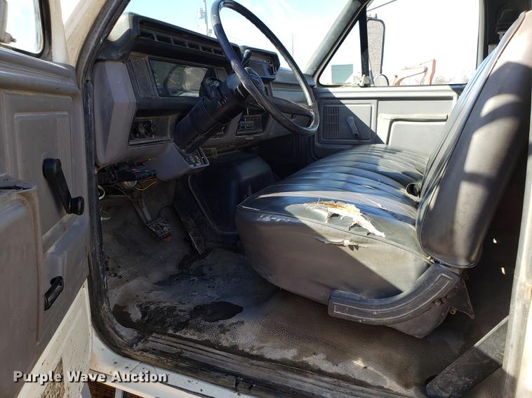 image for item DD3974 1995 Ford F800 flatbed truck