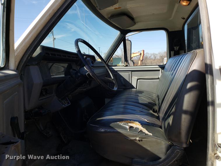 image for item DD3974 1995 Ford F800 flatbed truck