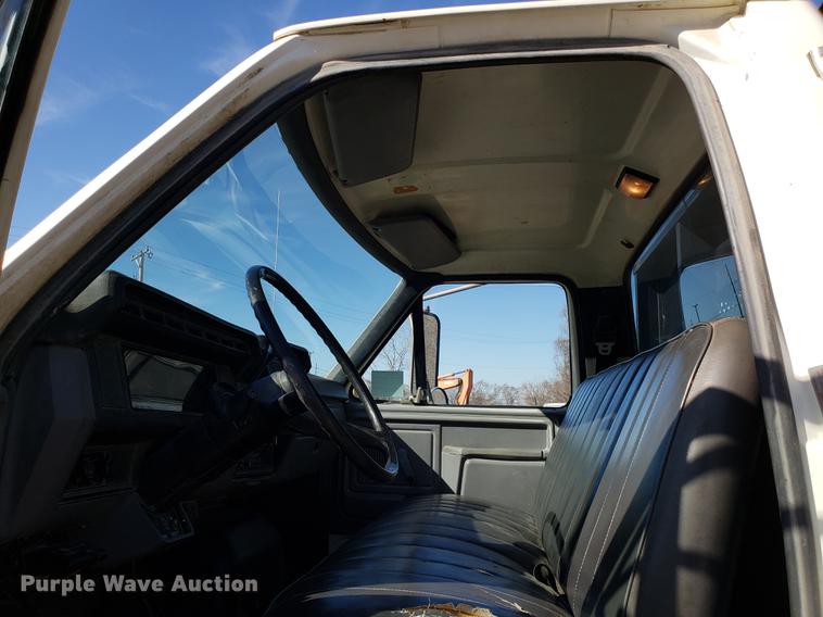 image for item DD3974 1995 Ford F800 flatbed truck