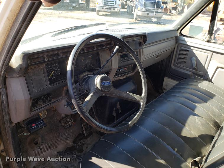 image for item DD3974 1995 Ford F800 flatbed truck