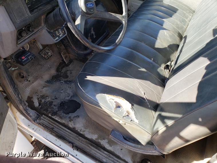 image for item DD3974 1995 Ford F800 flatbed truck