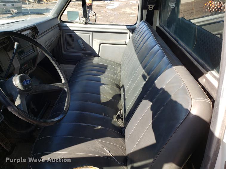 image for item DD3974 1995 Ford F800 flatbed truck