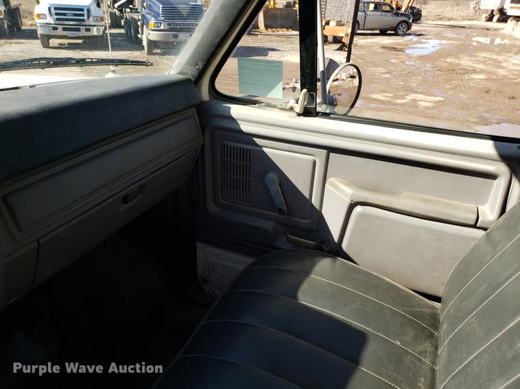 image for item DD3974 1995 Ford F800 flatbed truck