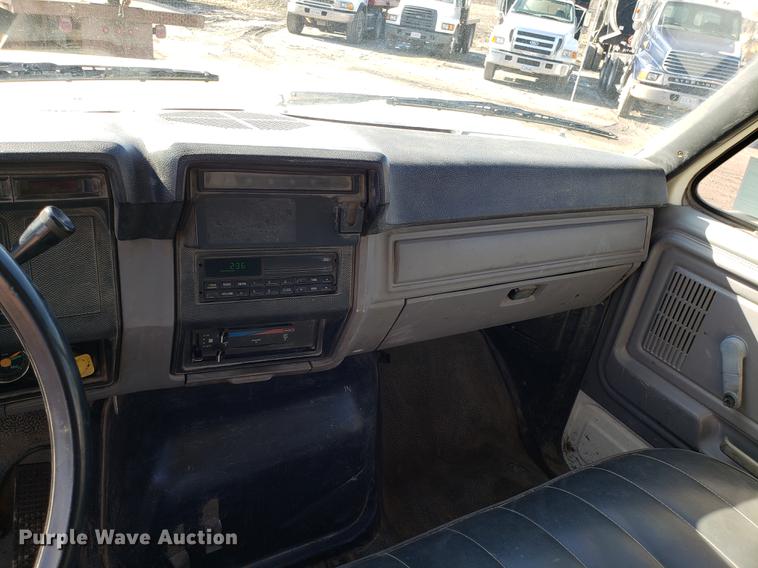 image for item DD3974 1995 Ford F800 flatbed truck