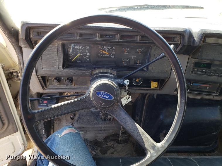 image for item DD3974 1995 Ford F800 flatbed truck