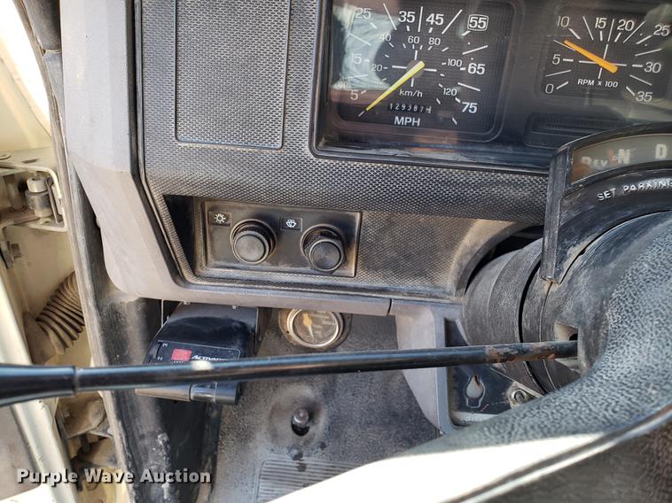 image for item DD3974 1995 Ford F800 flatbed truck