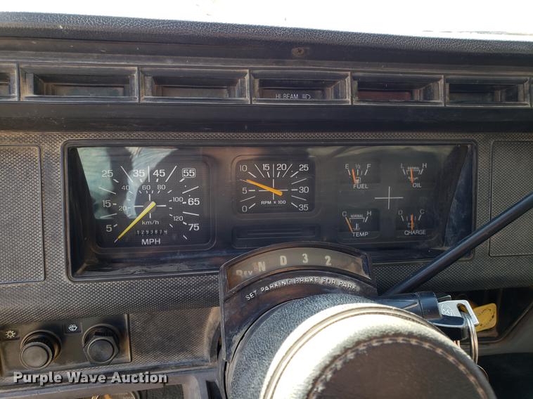 image for item DD3974 1995 Ford F800 flatbed truck