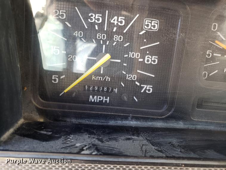 image for item DD3974 1995 Ford F800 flatbed truck