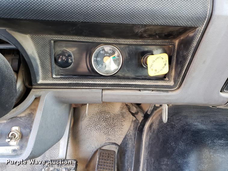 image for item DD3974 1995 Ford F800 flatbed truck