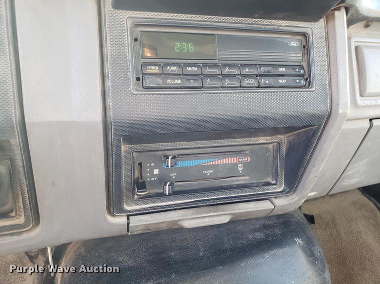 image for item DD3974 1995 Ford F800 flatbed truck