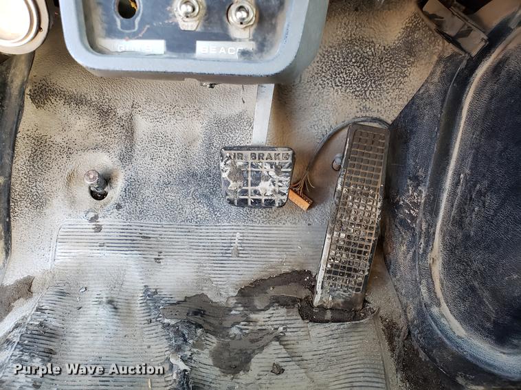 image for item DD3974 1995 Ford F800 flatbed truck