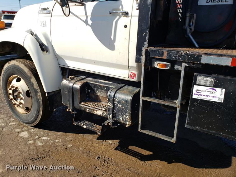 image for item DD3974 1995 Ford F800 flatbed truck