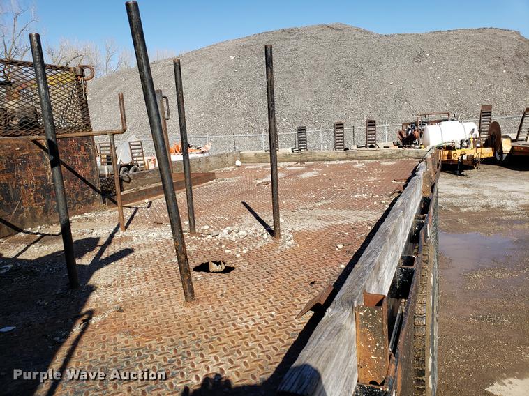 image for item DD3974 1995 Ford F800 flatbed truck