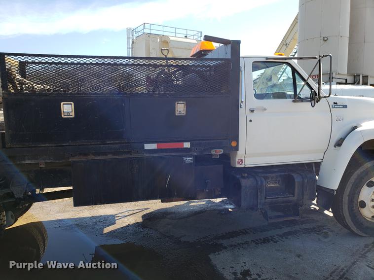 image for item DD3974 1995 Ford F800 flatbed truck