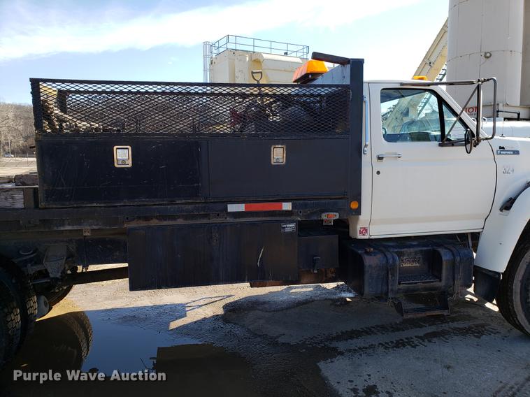 image for item DD3974 1995 Ford F800 flatbed truck