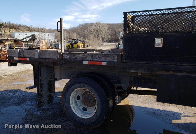 image for item DD3974 1995 Ford F800 flatbed truck