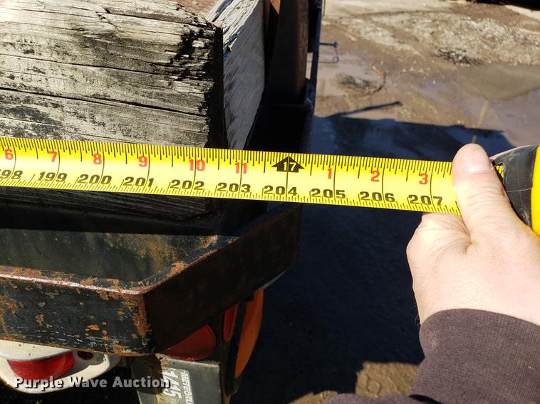 image for item DD3974 1995 Ford F800 flatbed truck