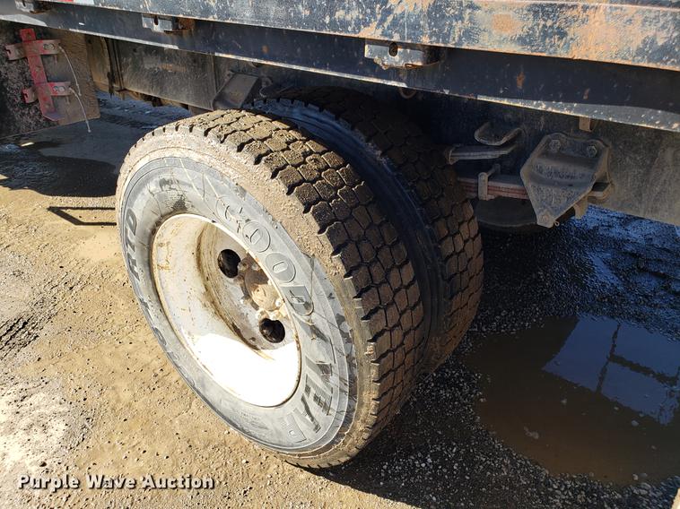 image for item DD3974 1995 Ford F800 flatbed truck