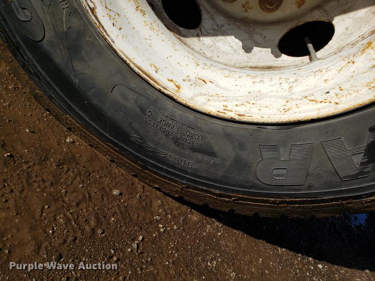 image for item DD3974 1995 Ford F800 flatbed truck