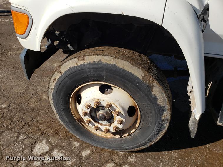 image for item DD3974 1995 Ford F800 flatbed truck