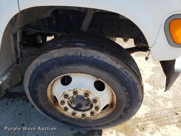 image for item DD3974 1995 Ford F800 flatbed truck