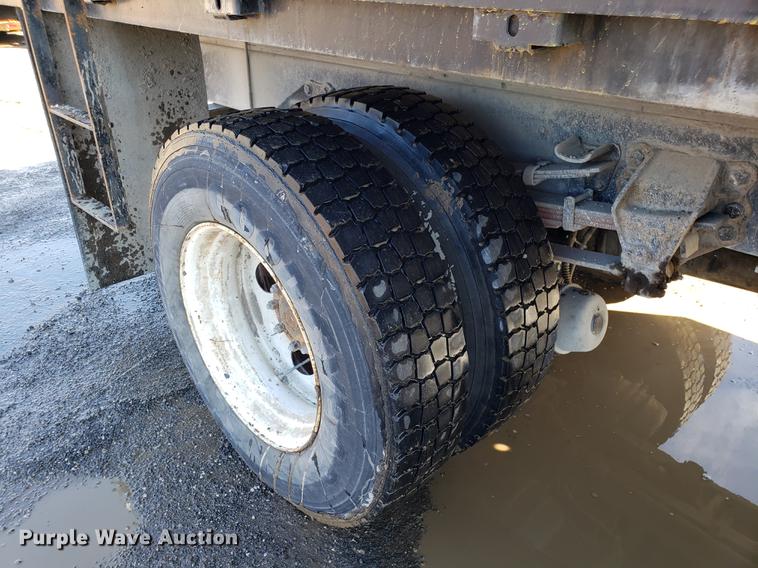 image for item DD3974 1995 Ford F800 flatbed truck