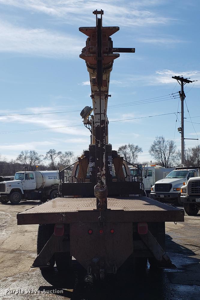 image for item DD3975 1987 Ford F800 crane truck