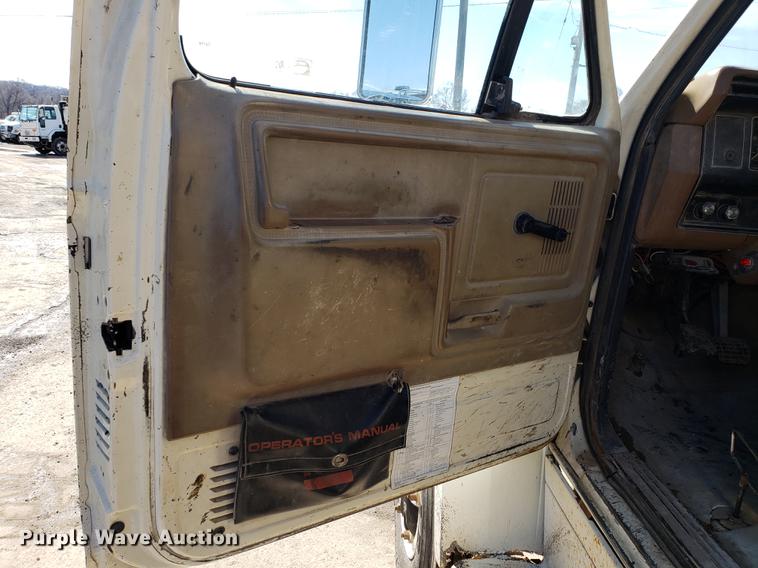 image for item DD3975 1987 Ford F800 crane truck