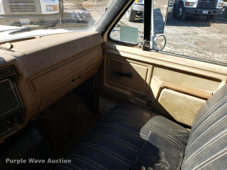 image for item DD3975 1987 Ford F800 crane truck