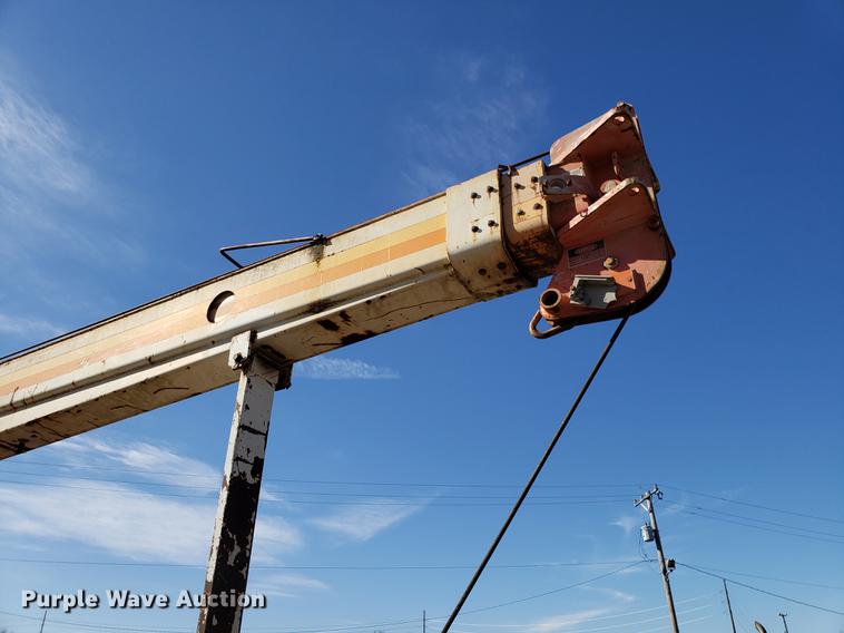 image for item DD3975 1987 Ford F800 crane truck