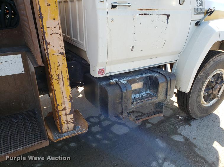image for item DD3975 1987 Ford F800 crane truck