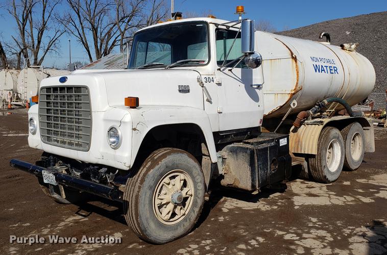 image for item DD3976 1985 Ford LT9000 water truck