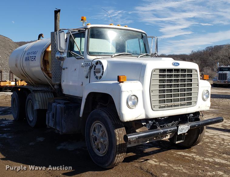 image for item DD3976 1985 Ford LT9000 water truck