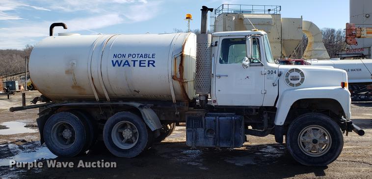 image for item DD3976 1985 Ford LT9000 water truck