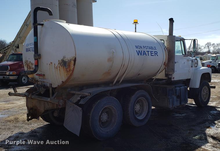 image for item DD3976 1985 Ford LT9000 water truck