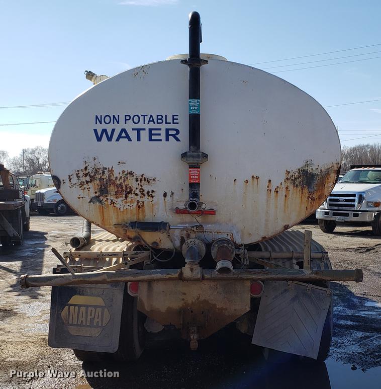 image for item DD3976 1985 Ford LT9000 water truck