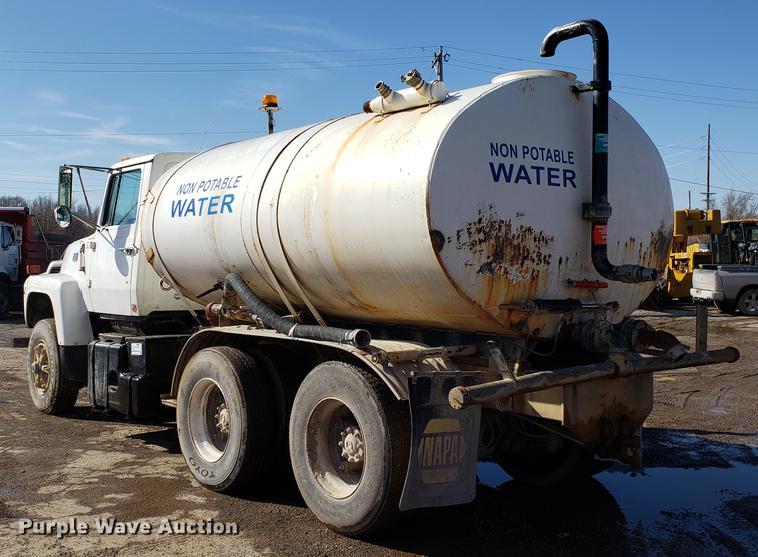 image for item DD3976 1985 Ford LT9000 water truck