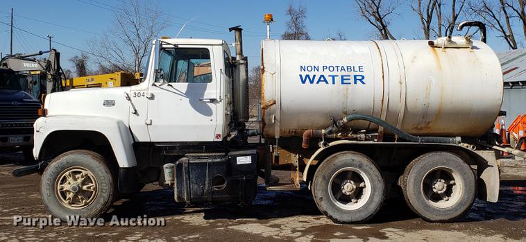 image for item DD3976 1985 Ford LT9000 water truck