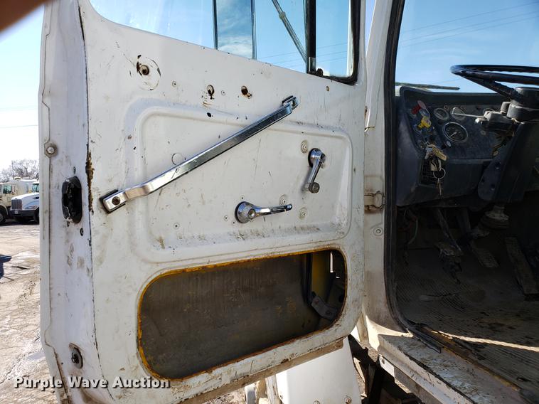 image for item DD3976 1985 Ford LT9000 water truck