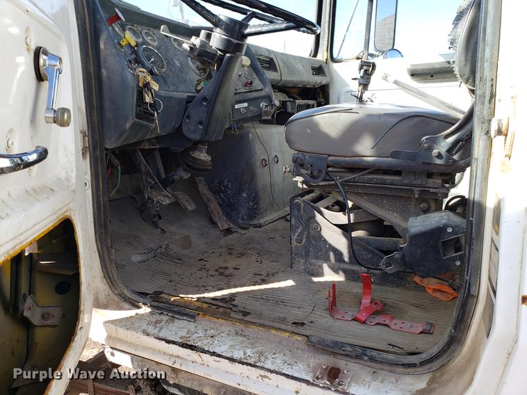 image for item DD3976 1985 Ford LT9000 water truck