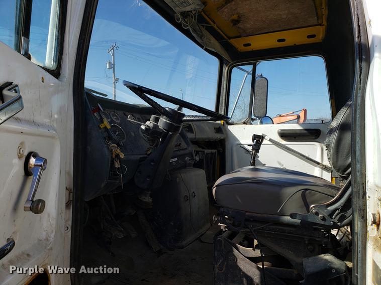 image for item DD3976 1985 Ford LT9000 water truck