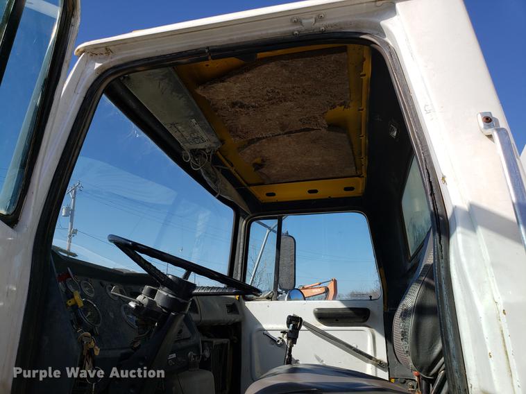 image for item DD3976 1985 Ford LT9000 water truck