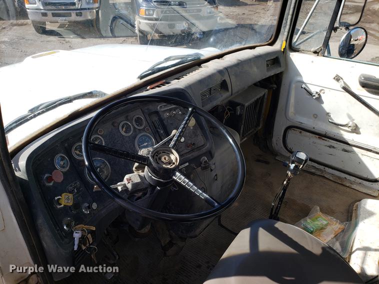 image for item DD3976 1985 Ford LT9000 water truck