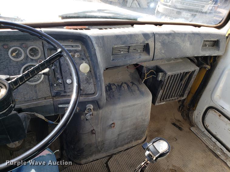 image for item DD3976 1985 Ford LT9000 water truck