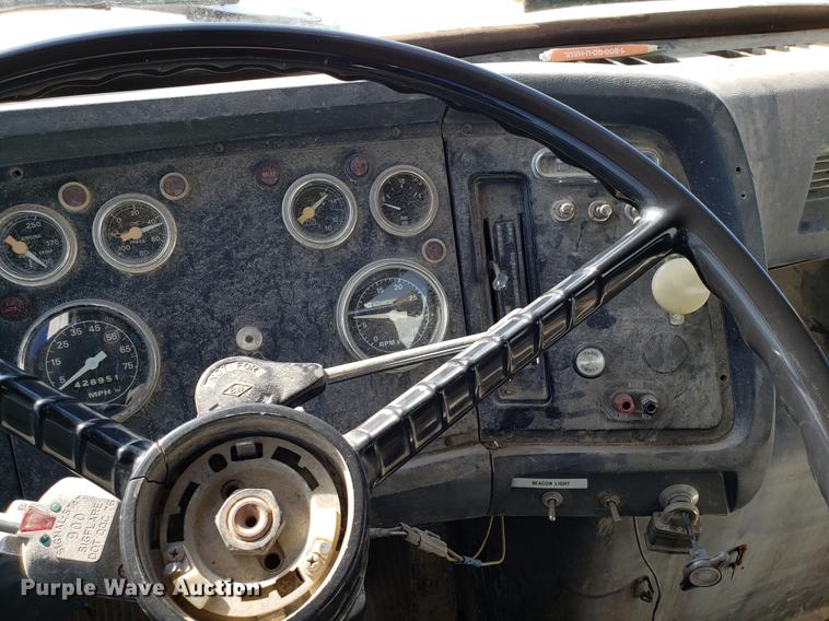 image for item DD3976 1985 Ford LT9000 water truck