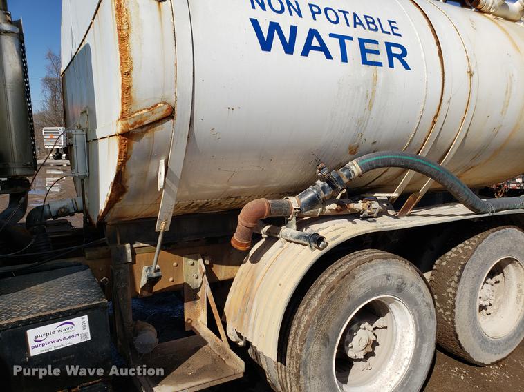 image for item DD3976 1985 Ford LT9000 water truck